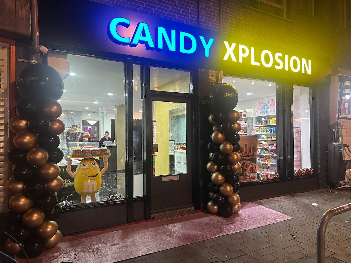 Winkelgevel en ingang van Candy Xplosion Breda aan Haagdijk 252