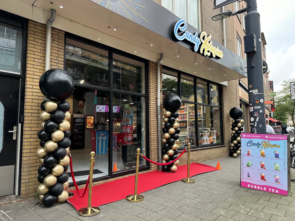 Winkelgevel en ingang van Candy Xplosion Rotterdam aan West-Kruiskade 72
